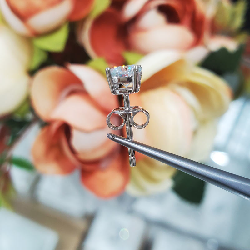 0.5ct Moissanite Unisex Stud Earring Silver - Close Up | SelinJewels