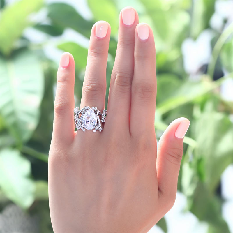 The Elara Set - pear cut ring model view