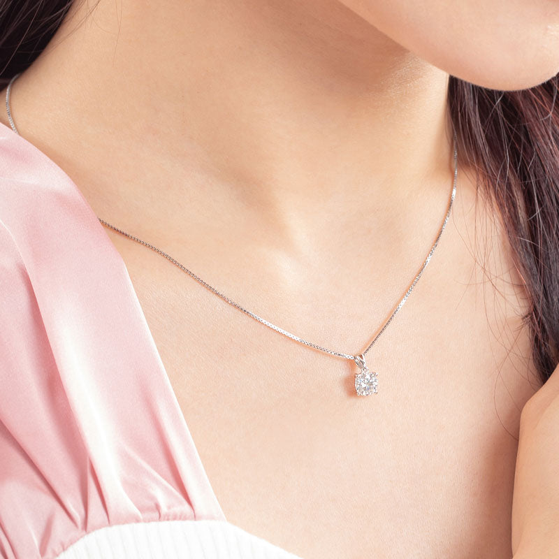 The Solenne Set - moissanite pendant necklace detail