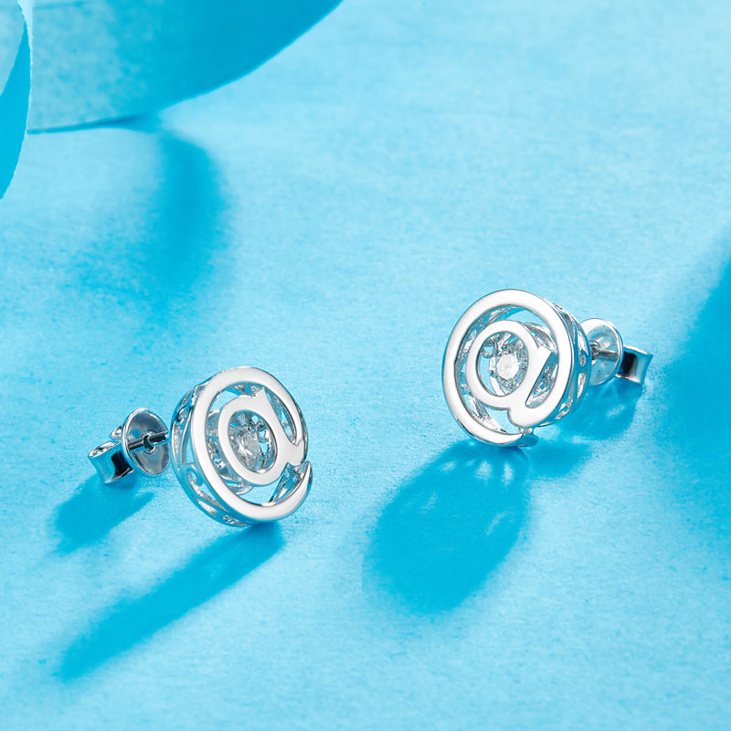 Moissanite Dancing Stone Unisex Stud Earring - Close Up | SelinJewels