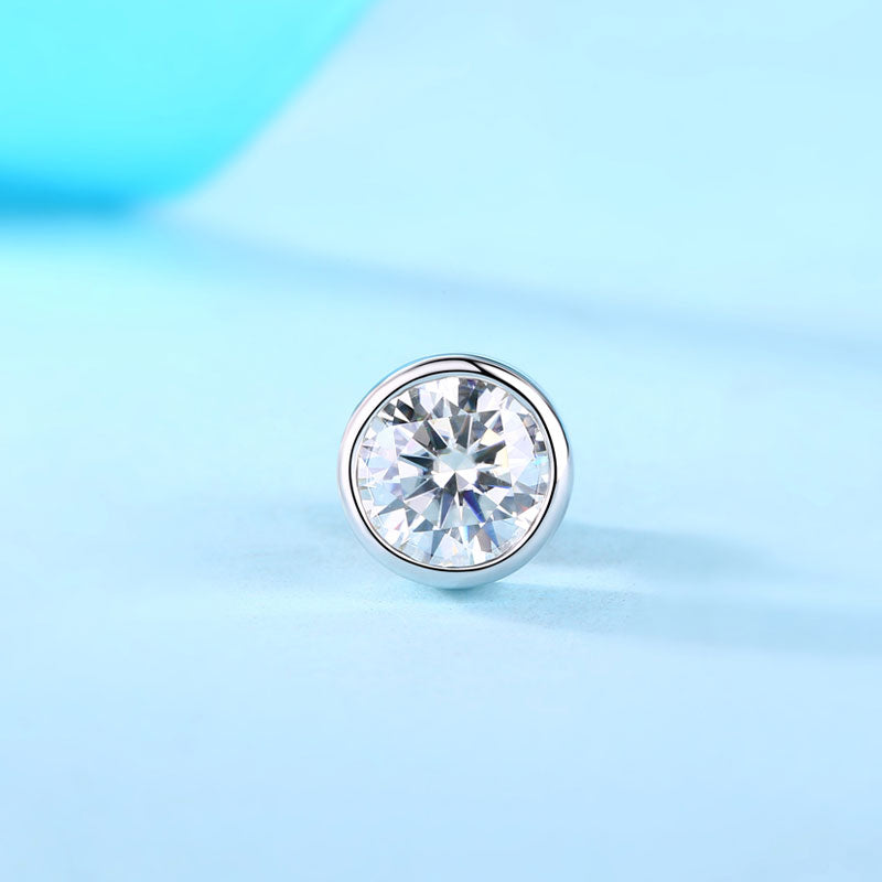1ct Moissanite Unisex Stud Earring Silver - Close Up | SelinJewels